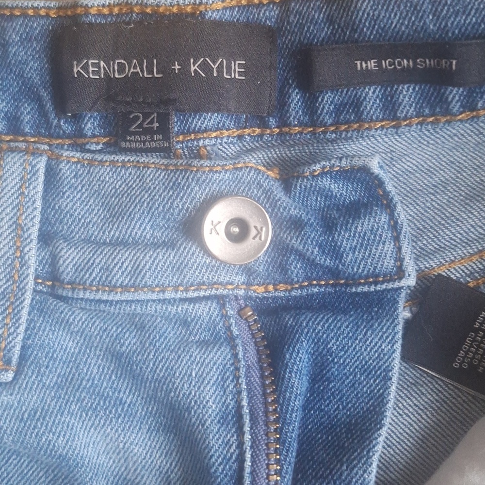 Kendall+Kylie The Icon Short, Size 24 (XS) - Picture 5 of 9